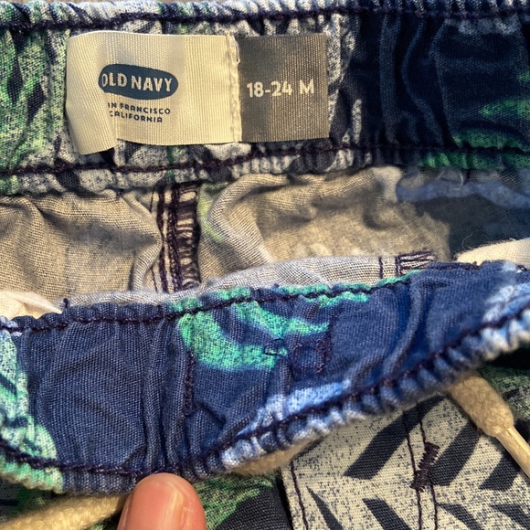 Old navy boys Hawaiian shorts w/ 2 size pockets & 1 back pocket. Size:18-24 mos. - Picture 3 of 4